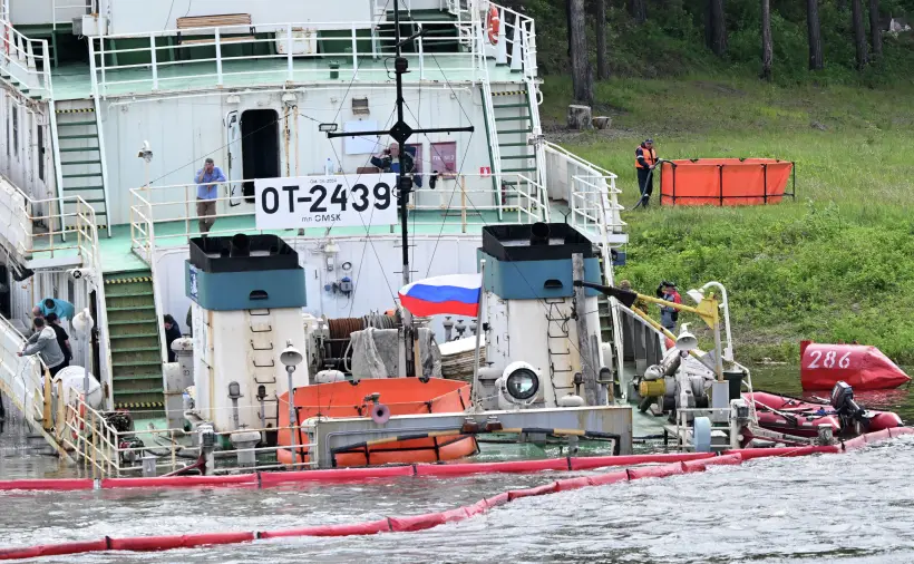 Режим ЧС ввели в трех районах Красноярского края после разлива топлива на Енисее. Фото. © РИА Новости. Илья Наймушин