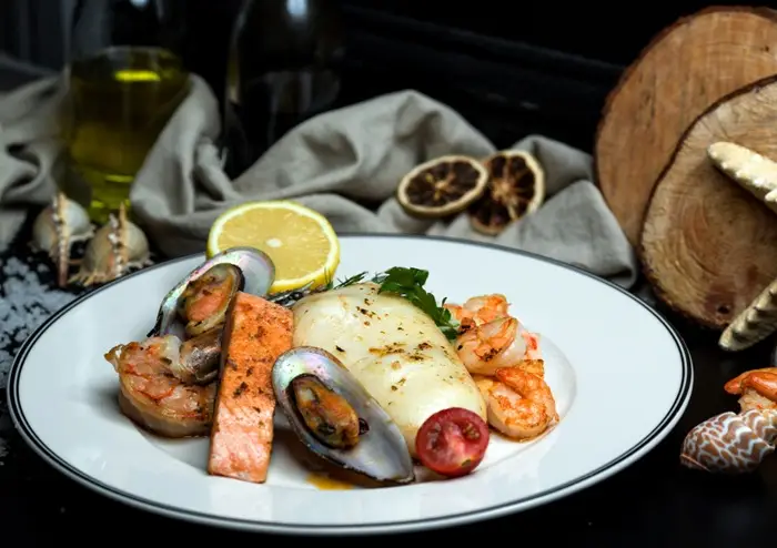 Кальмар можно готовить с другими морепродуктами. Фото
