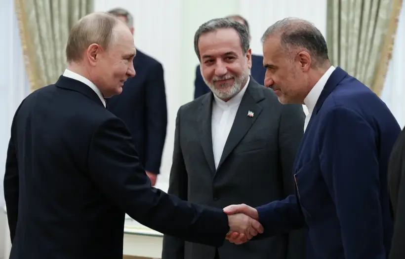 Президент РФ Владимир Путин, министр иностранных дел Ирана Аббас Аракчи и посол Ирана в России Казем Джалали во время встречи 23 июня. Фото
