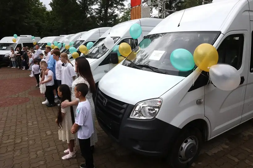 Власти Ростовской области вручили 10 микроавтобусов многодетным семьям в 2025 году. Фото