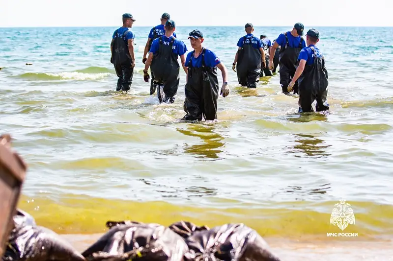 Более 10 тыс. мешков с мазутом подняли водолазы со дна Черного моря. Фото. © Пресс-служба ГУ МЧС России по Краснодарскому краю. Владислав Крамской