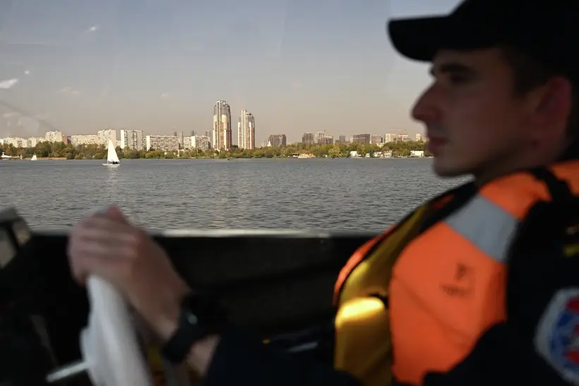 Спасатели усилили патрулирование Москвы-реки и городских водоемов из-за жары. Фото. © РИА Новости. Павел Бедняков