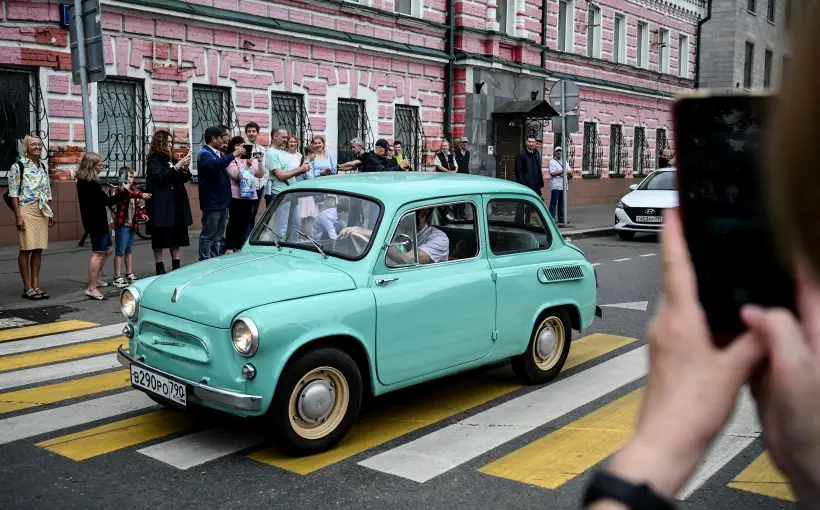 Ряд улиц Москвы перекроют 12 июля из-за Парада исторического транспорта. Фото. © РИА Новости. Рамиль Ситдиков