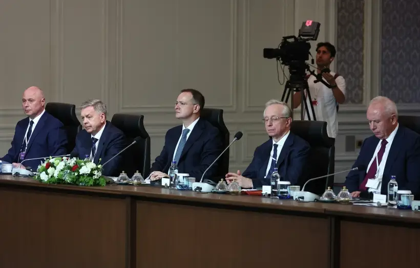 Рабочие группы по политическим, гуманитарным и военным вопросам могут создать в составе делегаций РФ и Украины. Фото