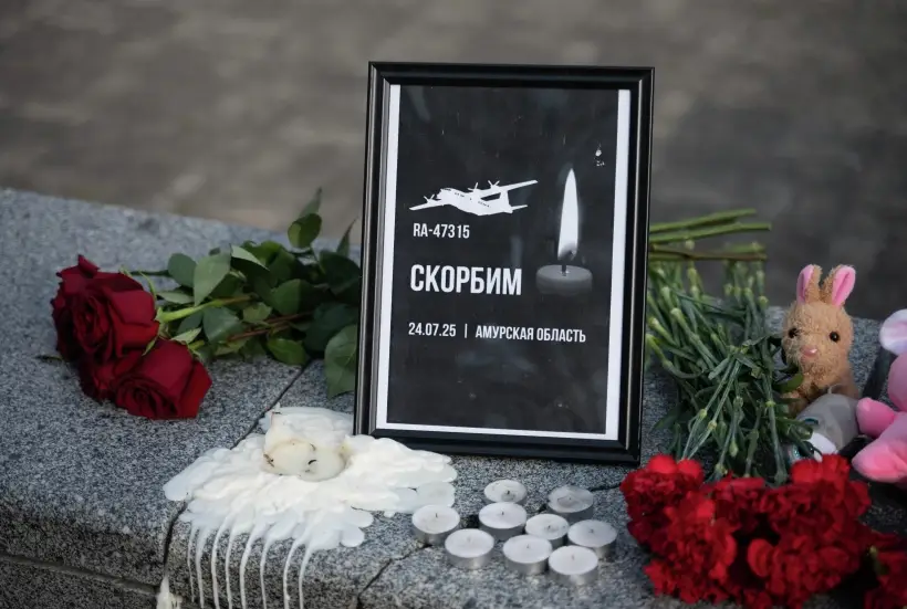 Дальневосточники несут цветы к стихийным мемориалам жертвам крушения Ан-24. Фото