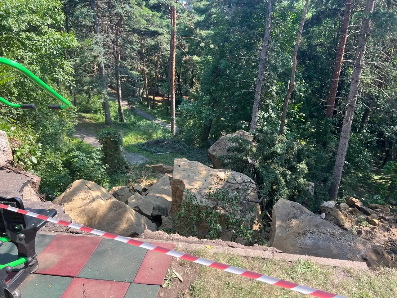 Двое отдыхающих пострадали из-за обвала скальной породы в санатории Кисловодска. Фото. © РИА пресс-служба прокуратуры Ставрополья. Иван Головлёв.