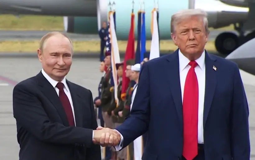 Путин и Трамп начали встречу тет-а-тет. Фото. © РИА Новости