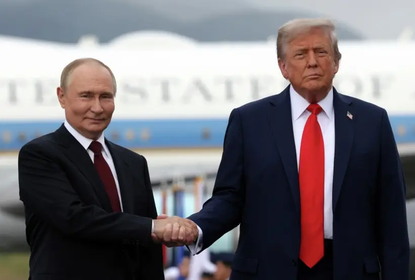 Президенты РФ и США Владимир Путин и Дональд Трамп поприветствовали друг друга рукопожатием. Фото