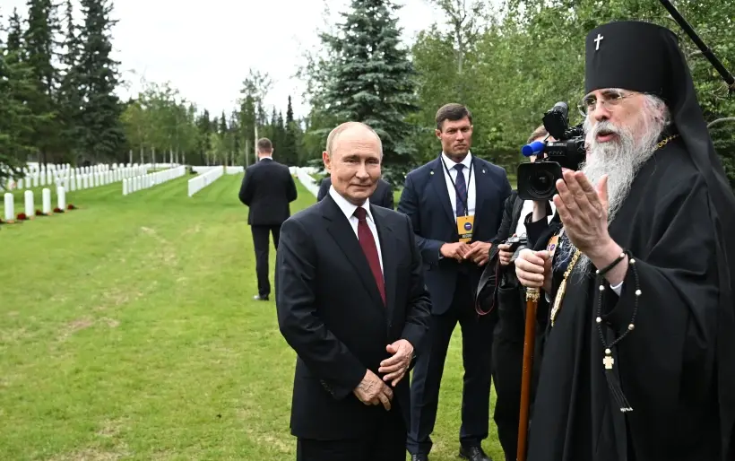Президент России по окончании переговоров с президентом США посетил участок на национальном военном кладбище Форт-Ричардсон. Фото