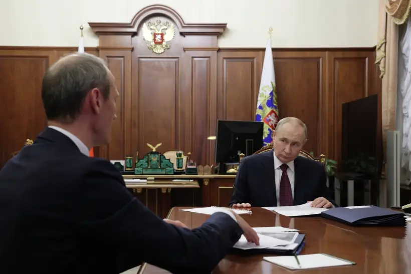 Вице-премьер Дмитрий Григоренко ознакомил с предлагаемыми мерами президента РФ Владимира Путина. Фото