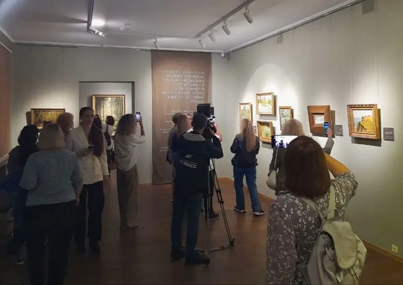 Русский музей впервые представил в Кузбассе выставку картин Шишкина с его нейросетевой копией. Фото. ©