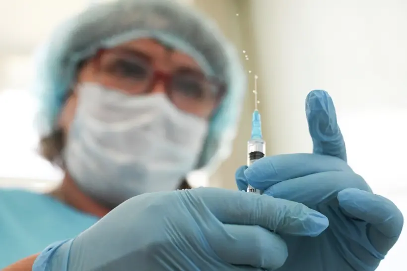 Вакцинация против COVID-19 продолжает оставаться самым надежным способом защиты от тяжелого течения болезни. Фото