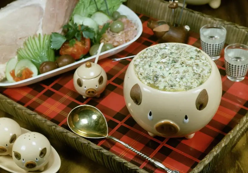 Соус из хрена обычно подают к мясу. Фото