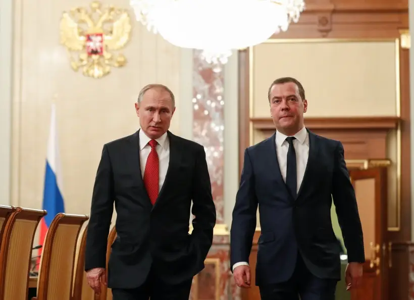 Путин наградил Медведева орденом