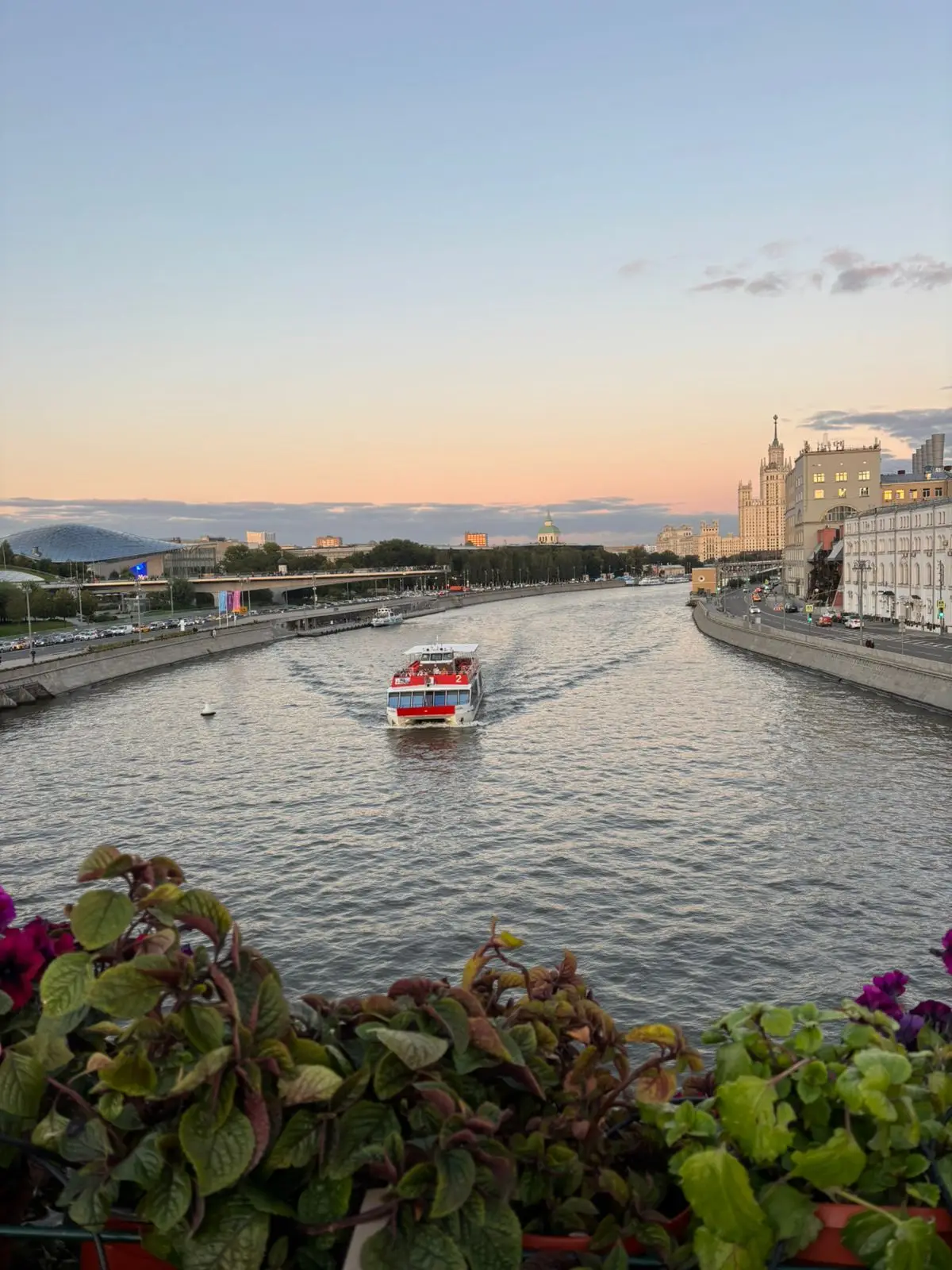 Новодевичью набережную отремонтировали в Москве. Фото. © Интерфакс. Людмила Стрельцова
