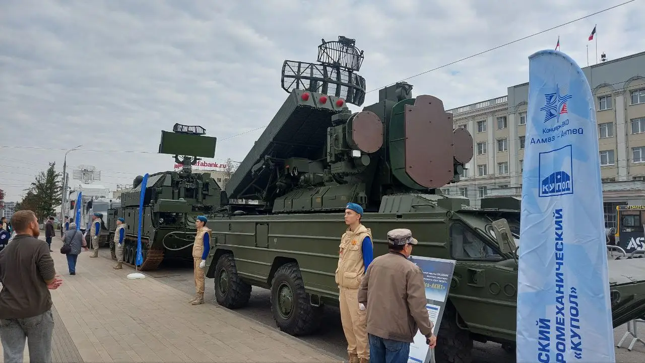 Крупная выставка военной техники открылась в Ижевске в честь Дня оружейника. Фото. ©