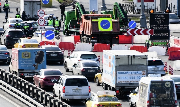 Массовые пробки возникли на въезде в Москву из-за пропускной системы