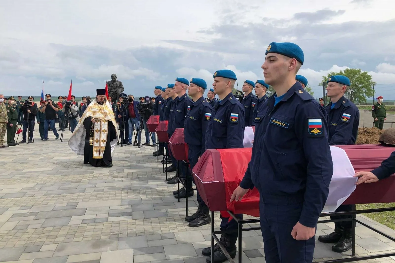 Останки 60 погибших в годы ВОВ воинов захоронили на "Самбекских высотах" в Ростовской области