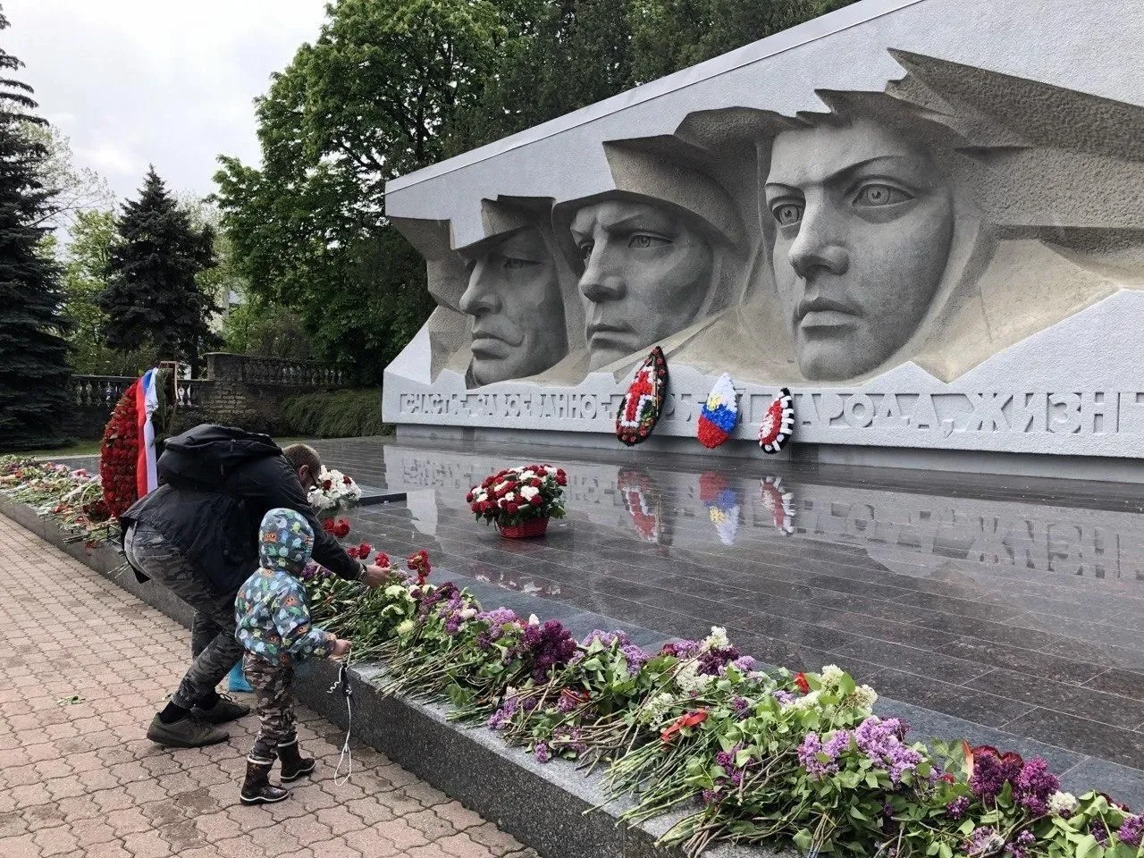 Ставропольцы, несмотря на самоизоляцию, несут цветы к Вечному огню