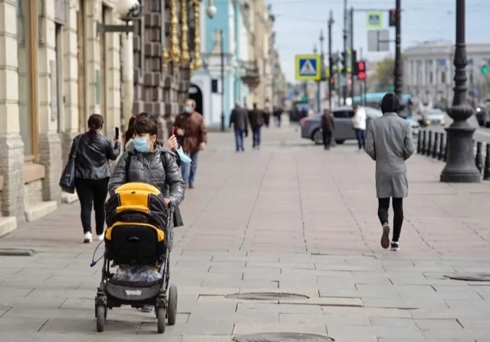 Треть жителей Петербурга получит по 800 рублей на покупкумасок и перчаток