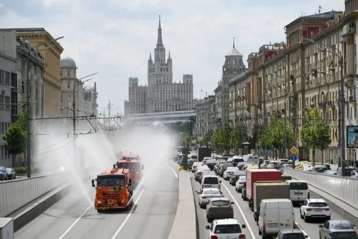 Из-за жары в Москве каждые 3 часа поливают дороги и проводят аэрацию воздуха