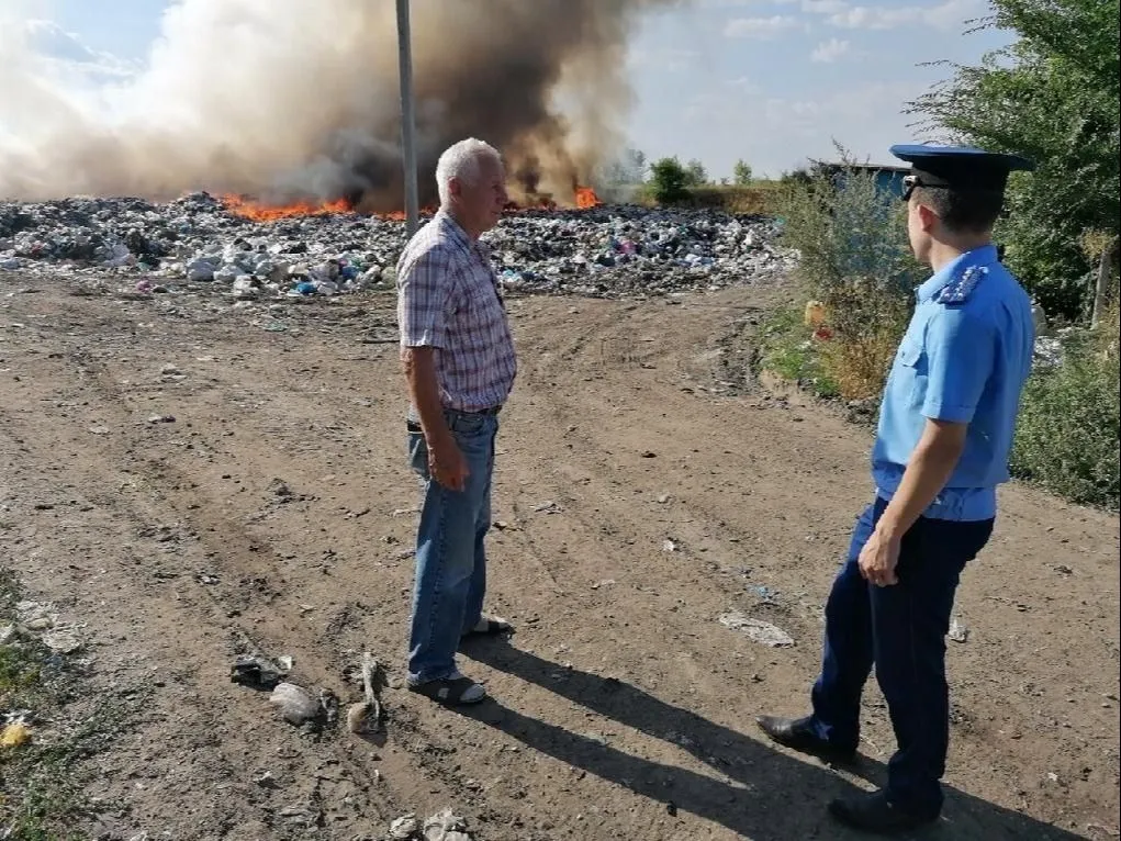 Мусорный полигон неделю тлеет в Воронежской области