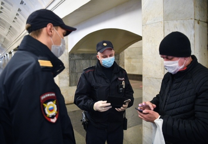 Водители, кондукторы и сотрудники метрополитена должны следить за "масочным режимом"