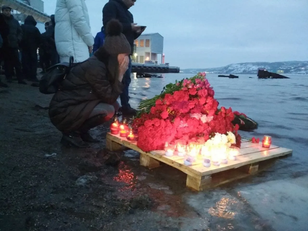 Несколько сотен мурманчан на кладбище кораблей почтили память экипажа траулера "Онега"