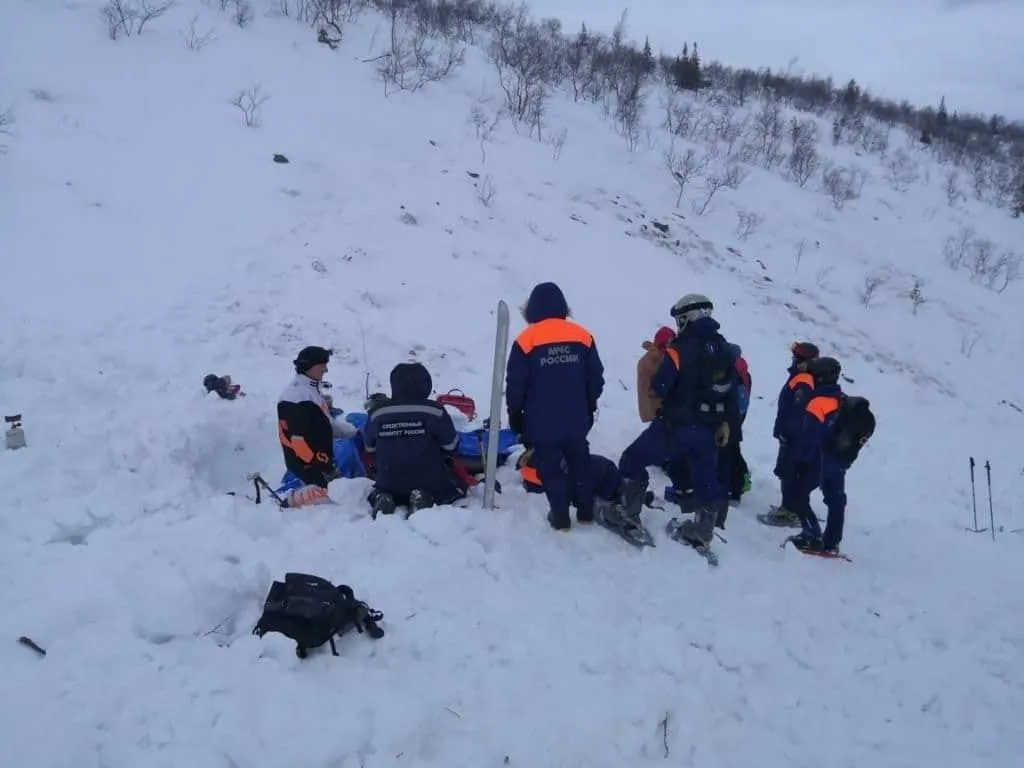 СКР: найденная в Заполярье живой под лавиной девочка скончалась