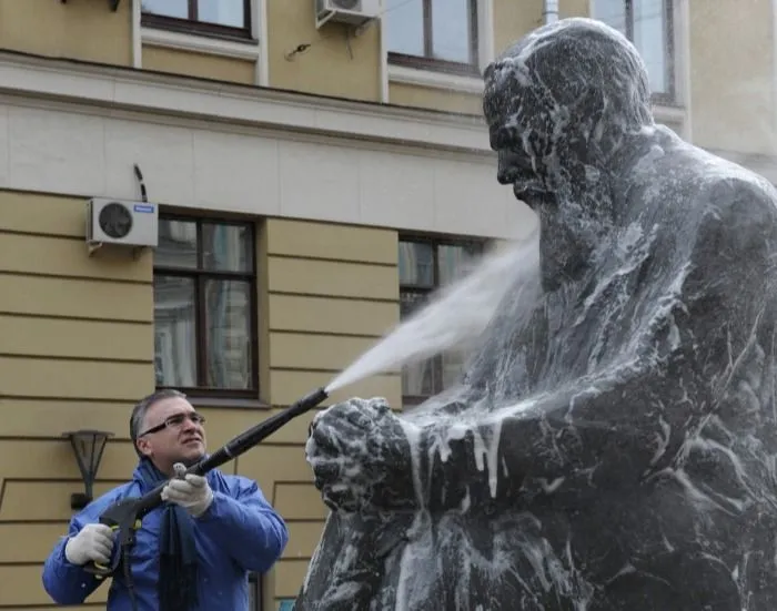 В Петербурге в апреле отмоют 5 тыс. фасадов зданий и посадят 6 тыс. деревьев