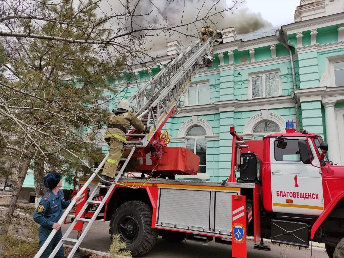 Пожар в кардиоцентре в Благовещенске локализован на площади в 1,6 тыс. кв. м.