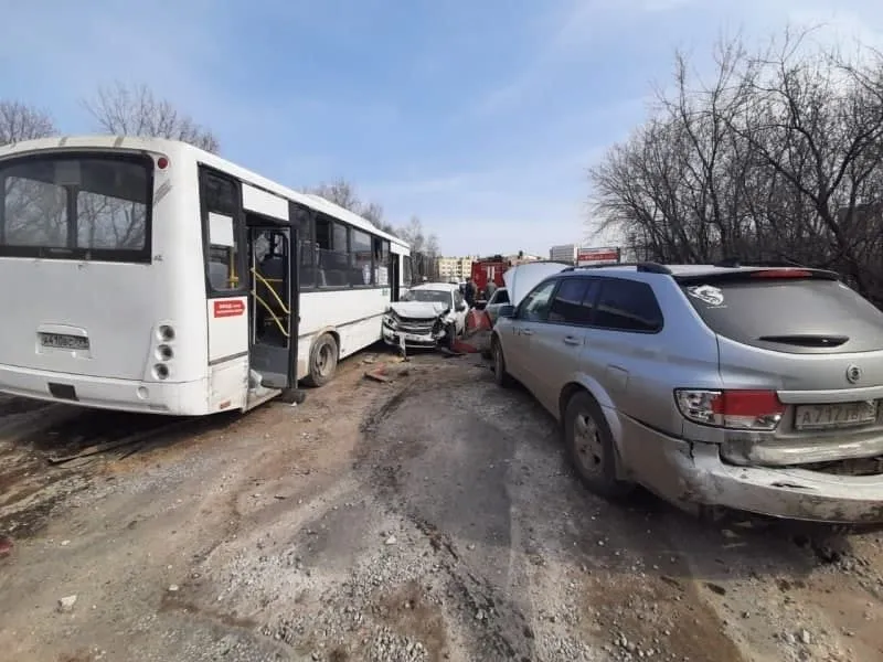 Девять человек пострадали в массовом ДТП с участием пассажирского автобуса