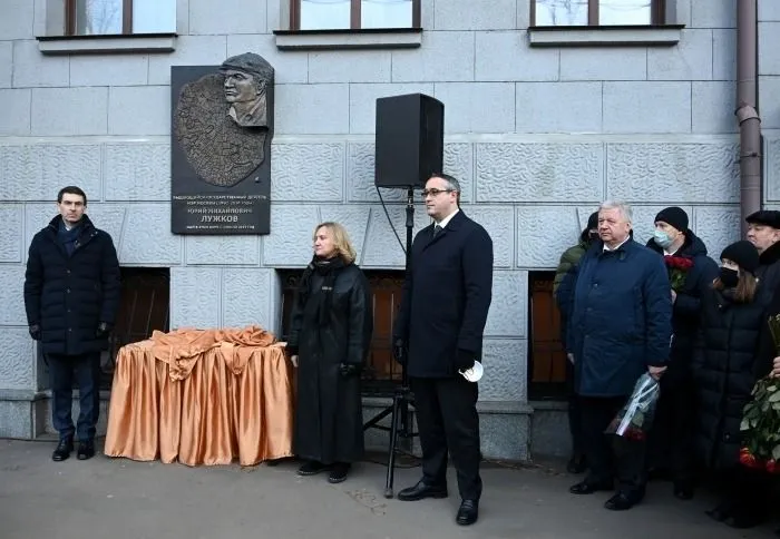 В Госдуме предлагают присвоить одной из московских улиц имя Лужкова