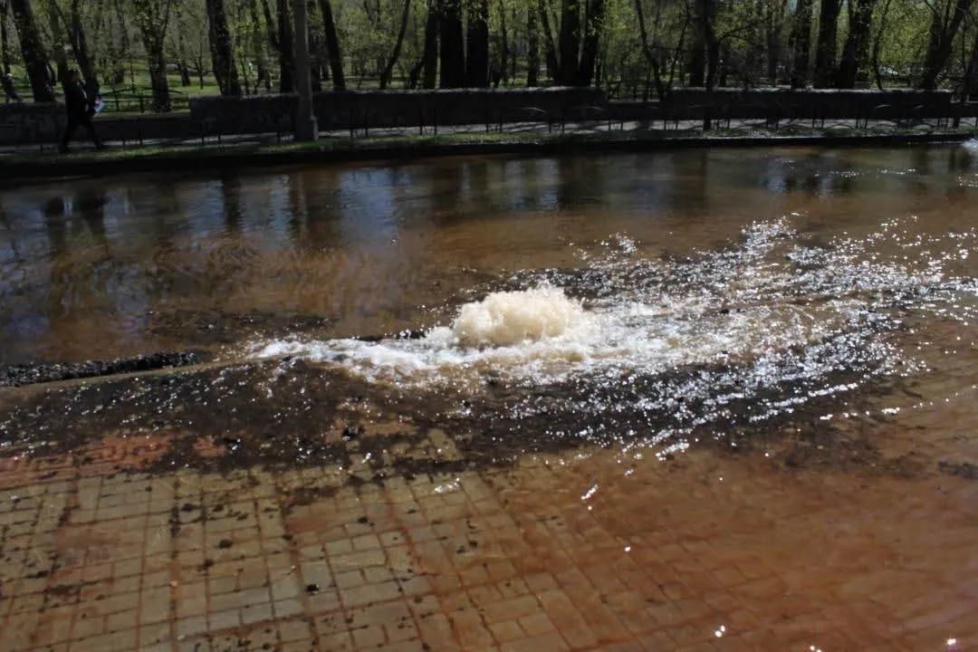 Более 10 домов в Абакане остались без воды из-за повреждения трубы фрезой дорожных рабочих