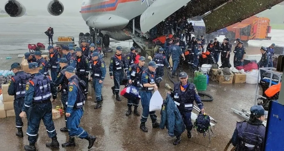 МЧС дополнительно направило 260 спасателей на Дальний Восток для помощи в период паводка