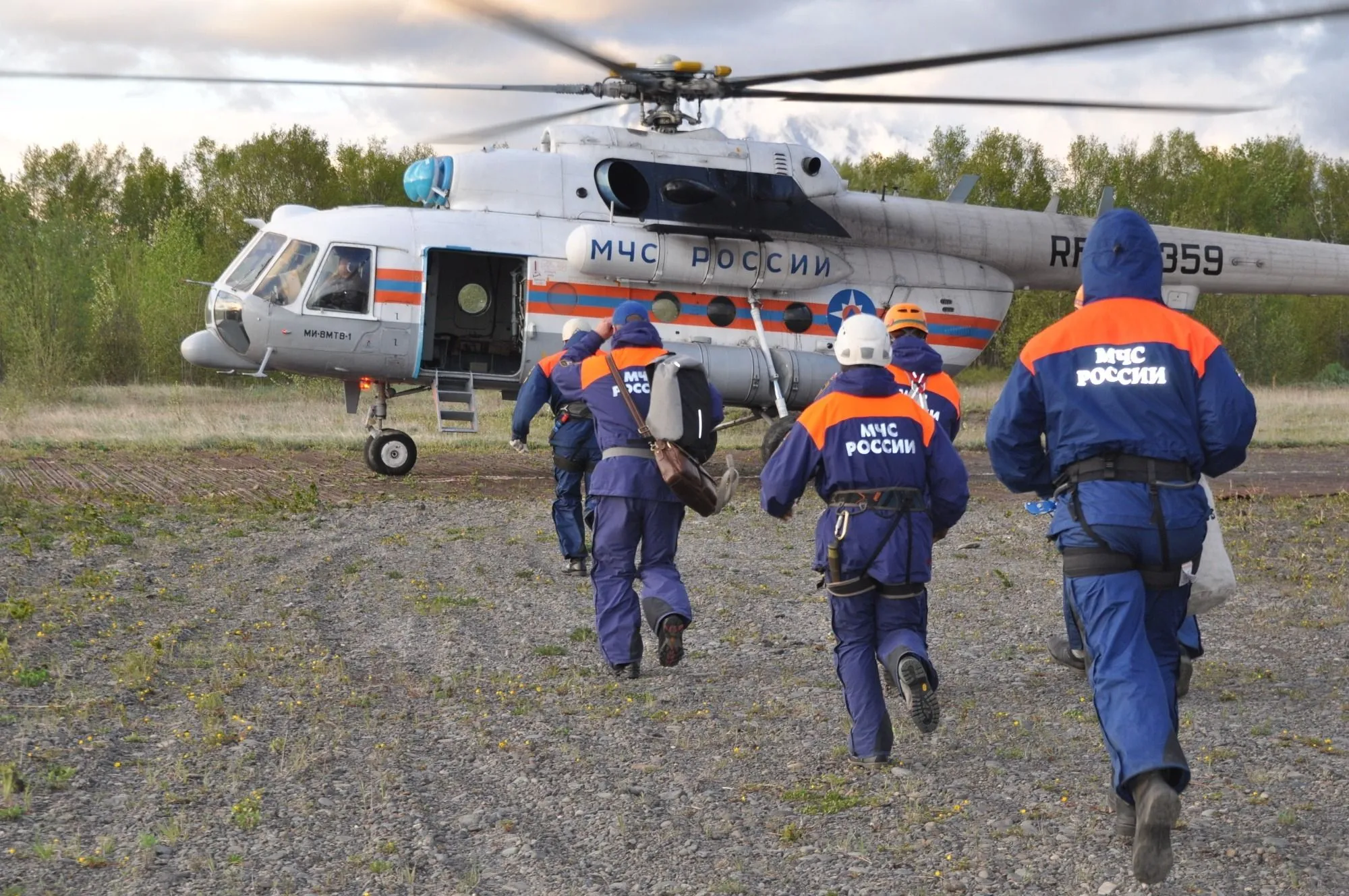 Водолазы пока не могут спуститься к упавшему в озеро на Камчатке вертолету из-за глубины