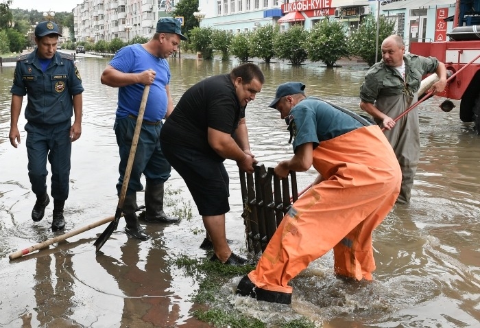 Вода продолжает поступать в подтопленную Керчь по переполненным рекам