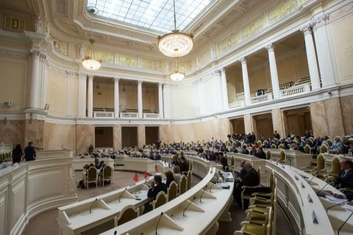 Петербургский парламент завершил сессию за восемь дней до выборов