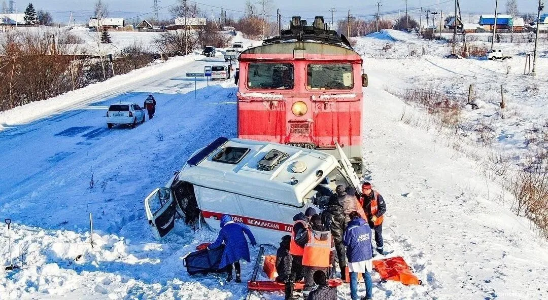 Машина "скорой" врезалась в локомотив в Комсомольске-на-Амуре: один человек погиб, еще двое получили травмы