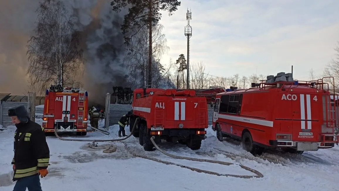 Пожар площадью 1 тыс. "квадратов" тушат на промплощадке в Екатеринбурге