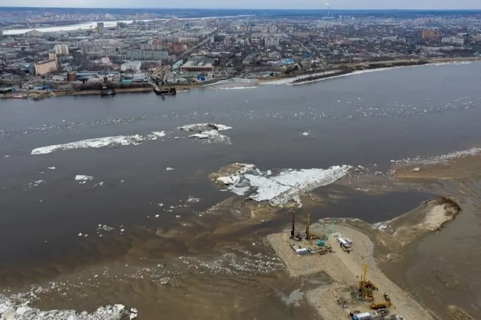 Водолазы привлечены к возведению моста через Зею для сохранения темпов строительства