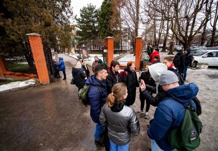 Более 1,5 тыс. человек эвакуировали из школ и детсадов на Чукотке из-за сообщения о минировании