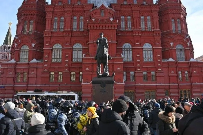 Свыше 2,4 тыс. человек задержаны в Москве и Санкт-Петербурге на несанкционированных акциях