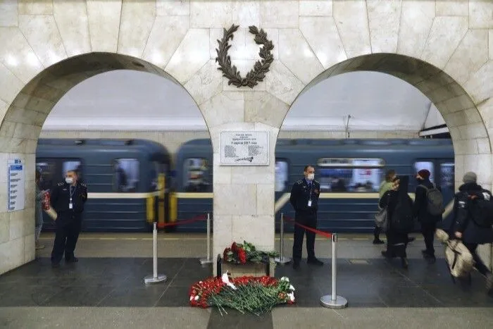 На станцию метро "Технологический институт" в Петербурге несут цветы в память о погибших в теракте 5 лет назад