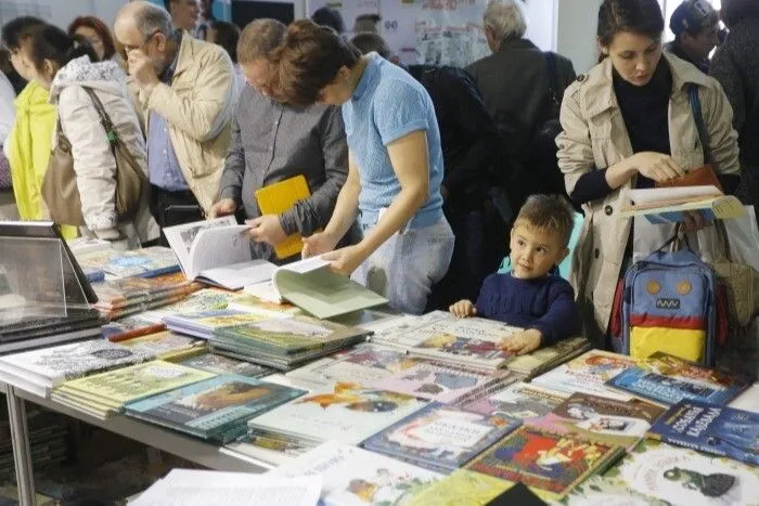 Международный книжный салон состоится на Дворцовой площади в Петербурге в новом формате