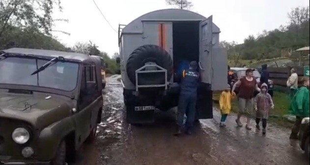 Спасатели завершили эвакуацию туристов, заблокированных рекой в Мостовском районе Кубани - МЧС