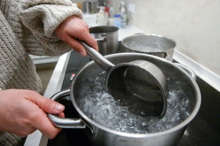 Плановые отключения горячей воды начались в Москве