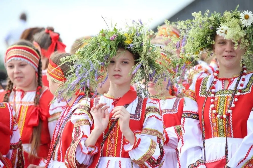 Баттл-перепляс, конкурс косарей и выставка ремесел ждут гостей фестиваля "Троицкие хороводы" в Орловской области