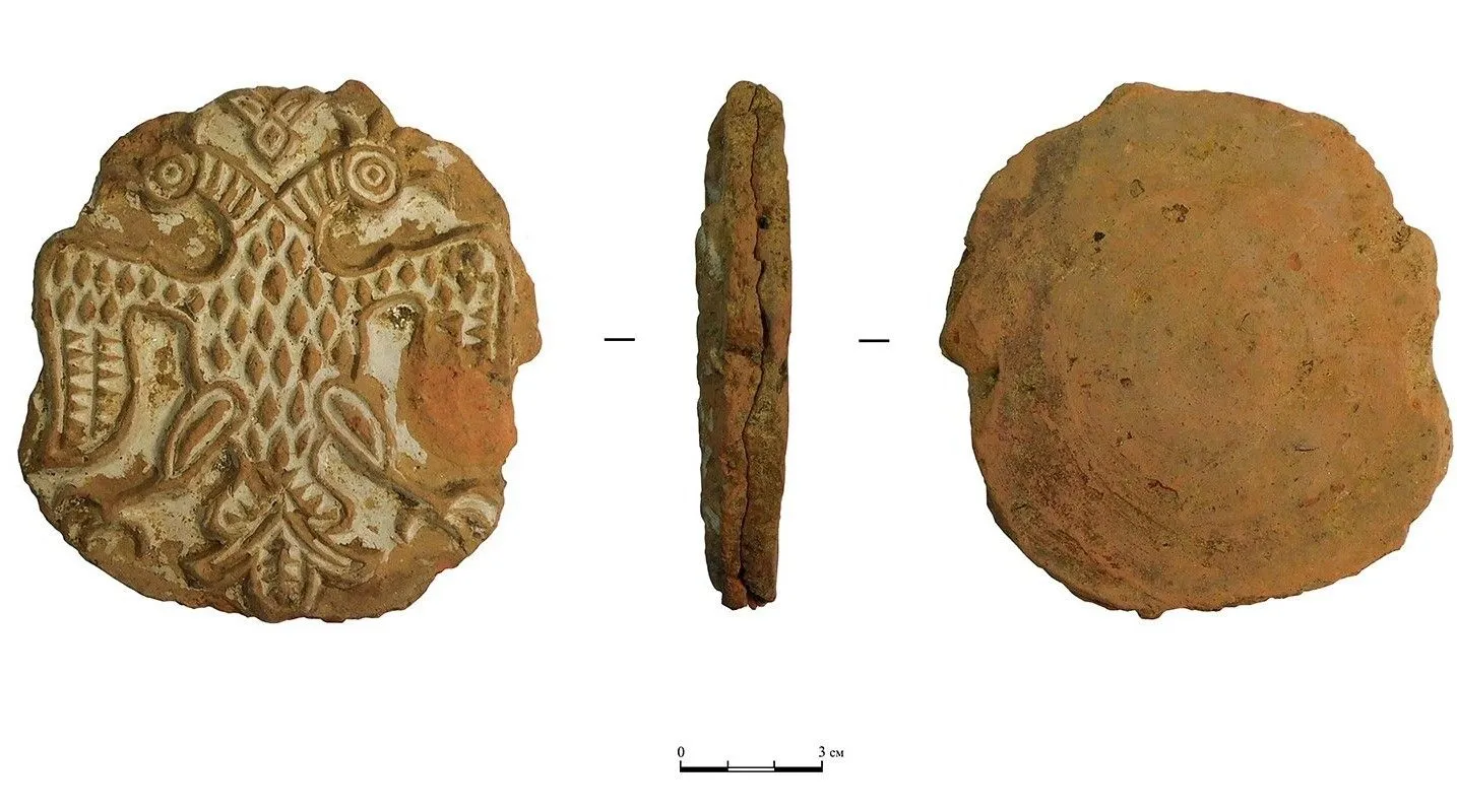 Московские археологи отреставрировали изразцы с изображением двуглавого орла ко Дню России