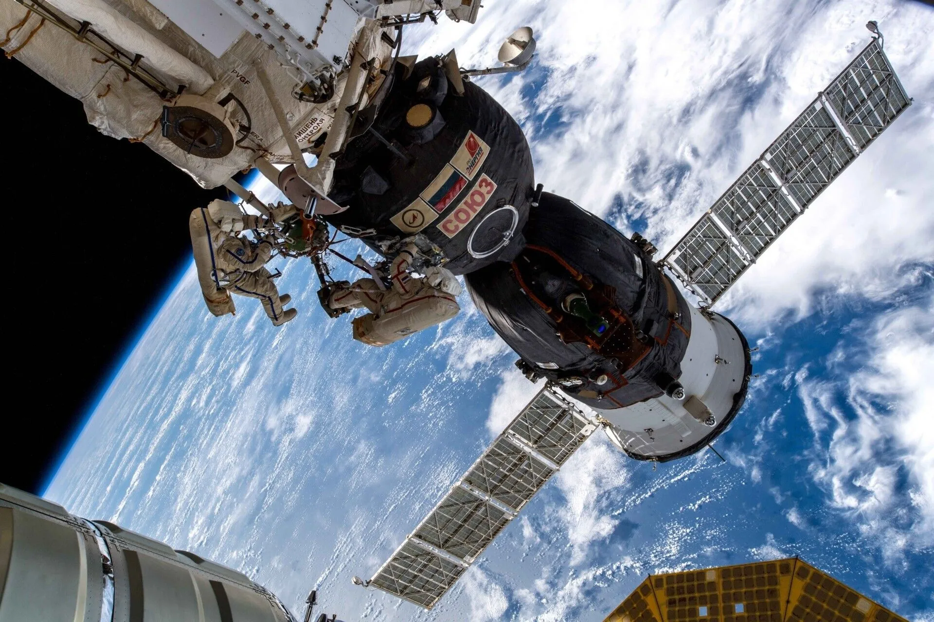 МКС без проведения коррекций орбиты сможет просуществовать в космосе от двух до пяти лет - "Роскосмос"